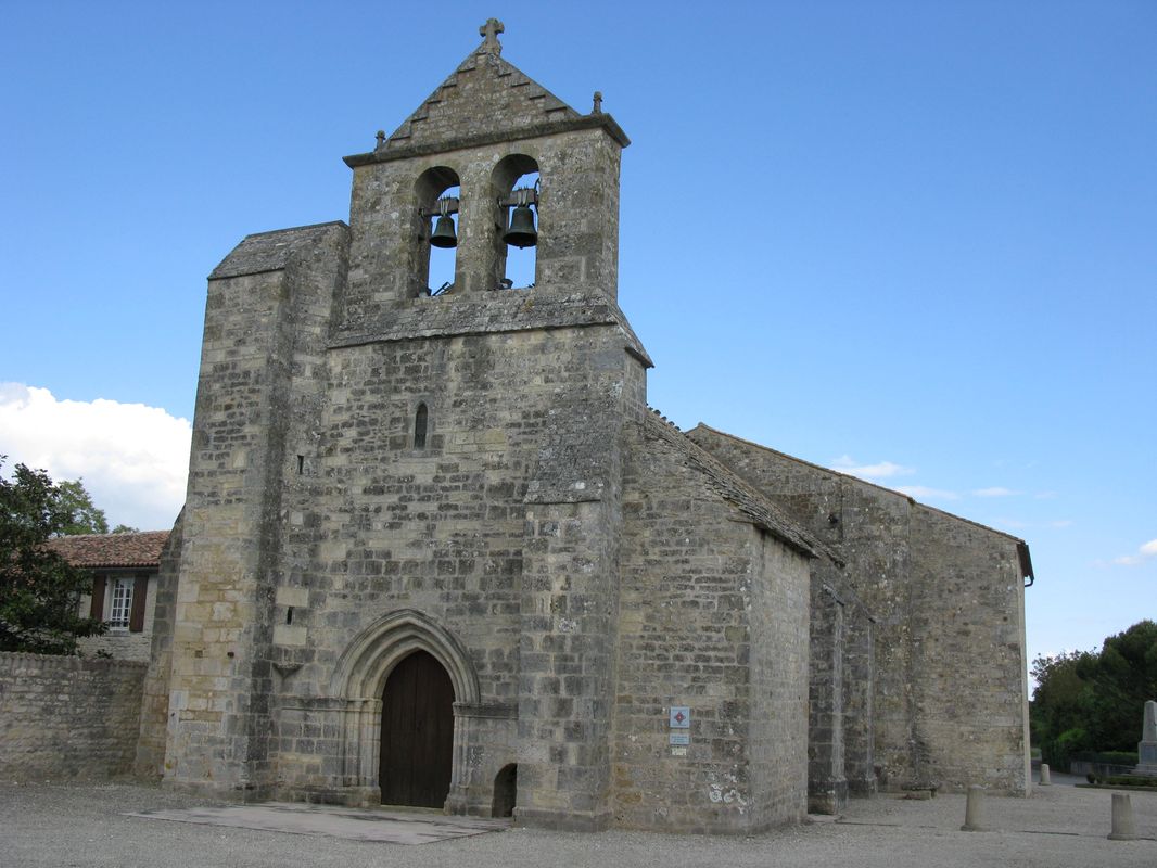 L'église Saint-Martin vue depuis la place du village.