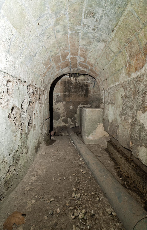 Source souterraine : couloir d'accès.