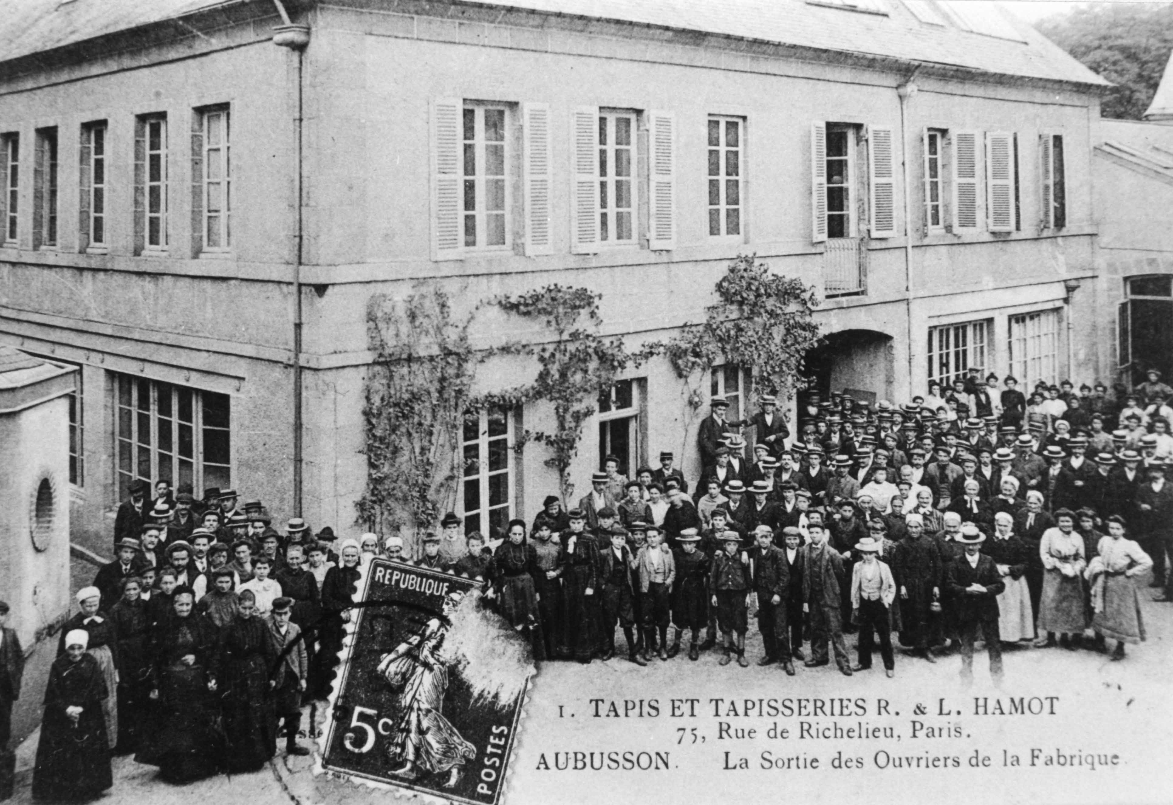 Carte postale (1er quart du 20e siècle) : la sortie des ouvriers de la manufacture Hamot (Aubusson, centre de documentation du Musée départemental de la Tapisserie) 