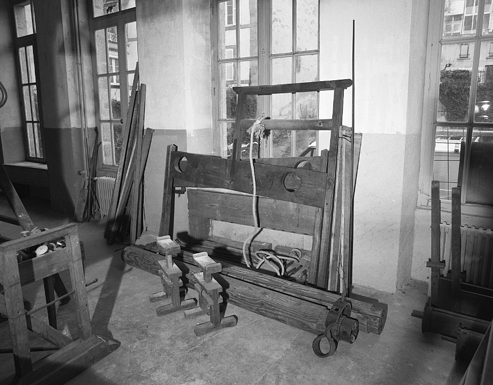 Métier à tisser du 19e siècle (?) démonté dans l'atelier de tissage du rez-de-chaussée.