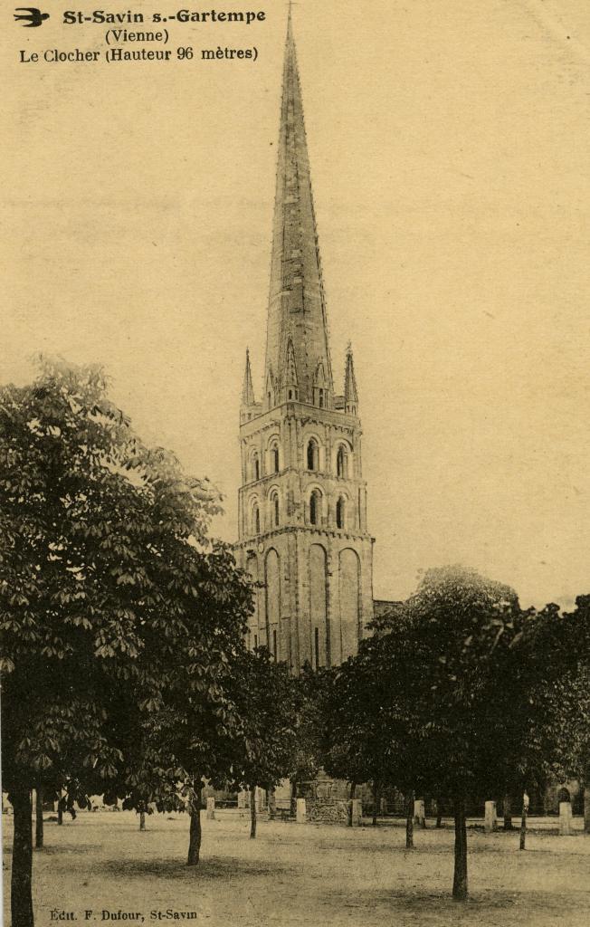 La place avec le clocher de l'église, carte postale ancienne.