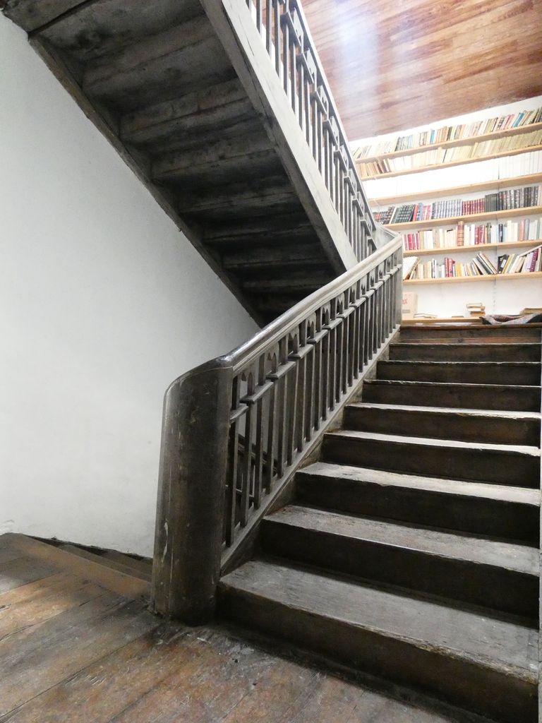 Vue de l'intérieur : détail de l'escalier entre le premier étage et les combles.