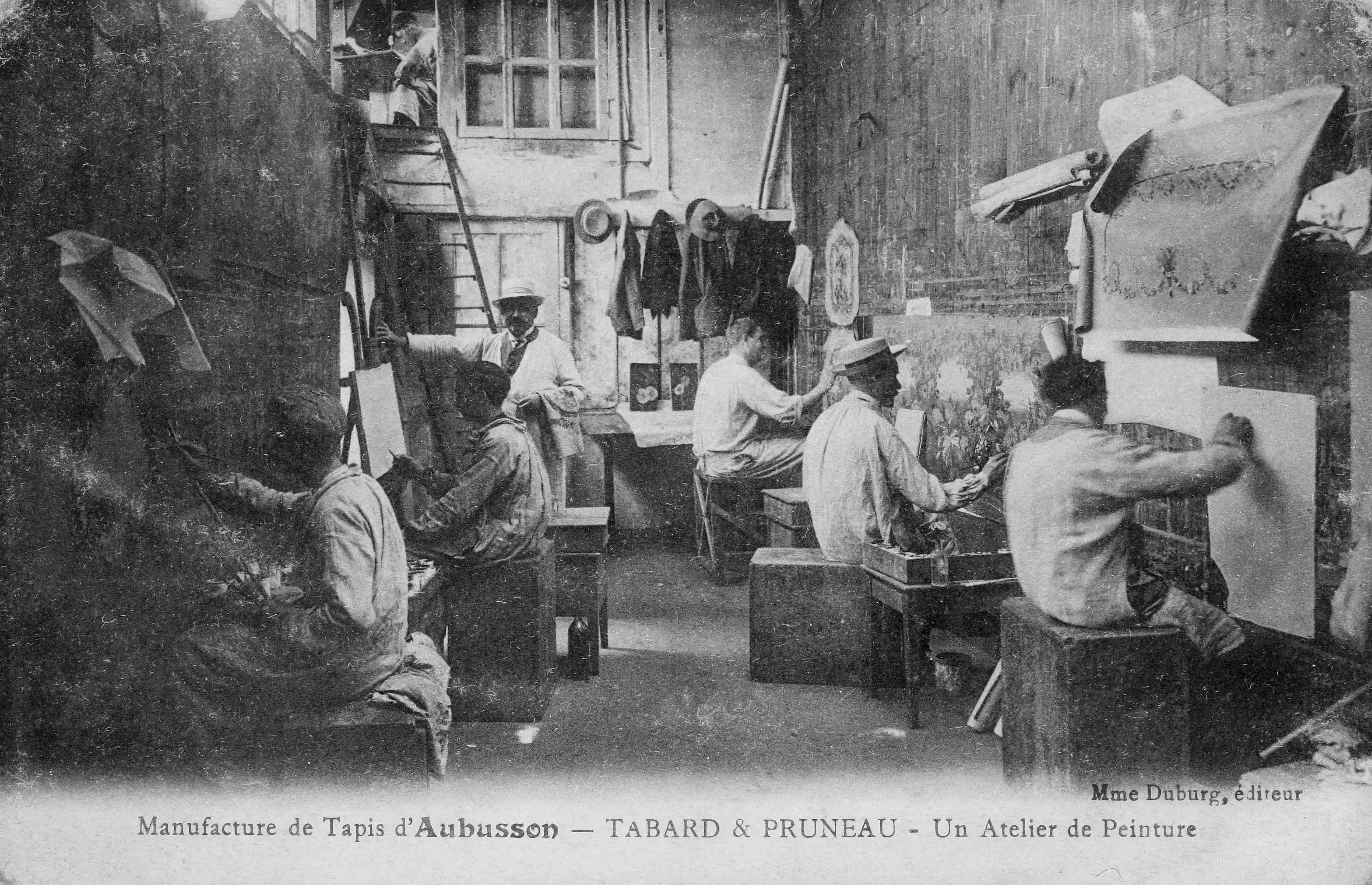 Carte postale (1er quart 20e siècle) : un atelier de peinture de la manufacture Tabard et Pruneau (Aubusson, centre de documentation du Musée départemental de la Tapisserie)