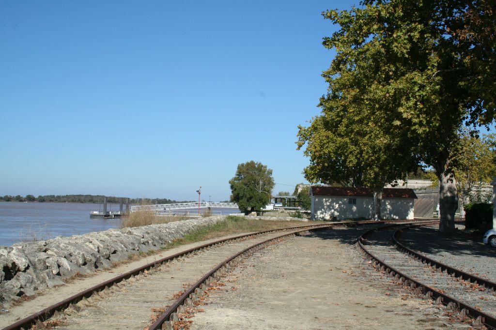 Ancienne voie ferrée de desserte du port sur les allées Marines.
