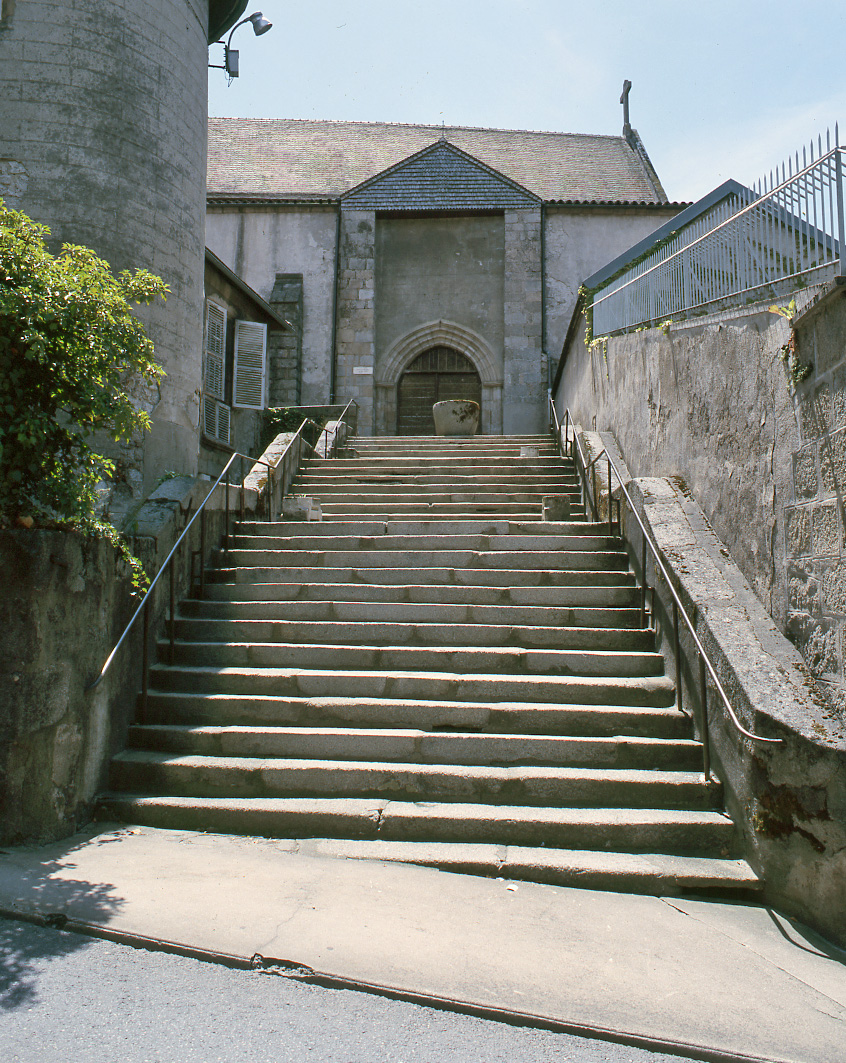 Vue d'ensemble de l'escalier en pierres de taille du Compeix permettant d'accéder, depuis la rue Châteaufavier, au portail principal de l'église, ouvert dans le mur nord