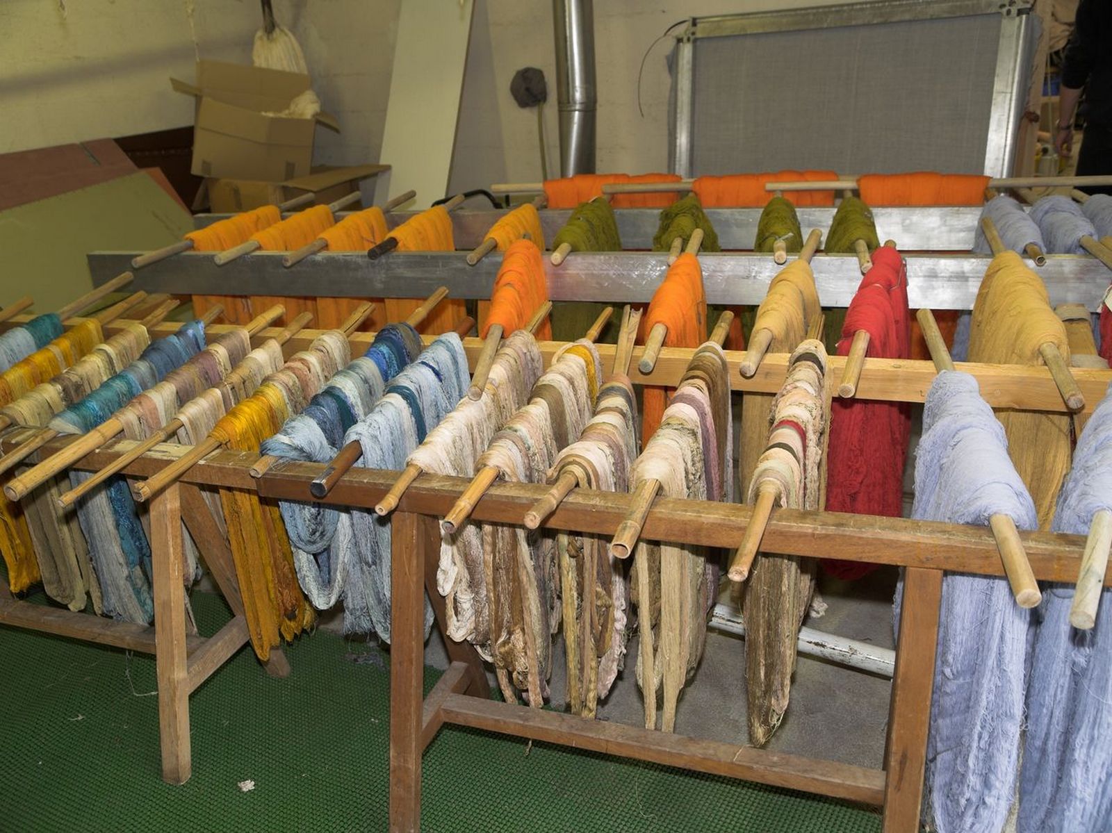 Détail des écheveaux de laine en cours de séchage, dans le séchoir. 