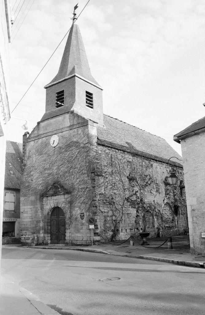 Vue d'ensemble de l'église du prieuré depuis la rue du Quatre-Septembre.