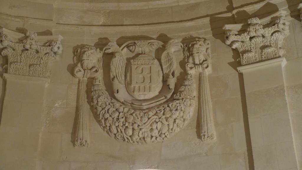 Chapelle royale : cartouche sculpté avec chiffre de Henri IV de Bourbon (après restauration).