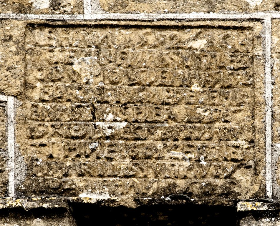 Tour carrée, détail du mâchicoulis : pierre inscrite portant la date 
