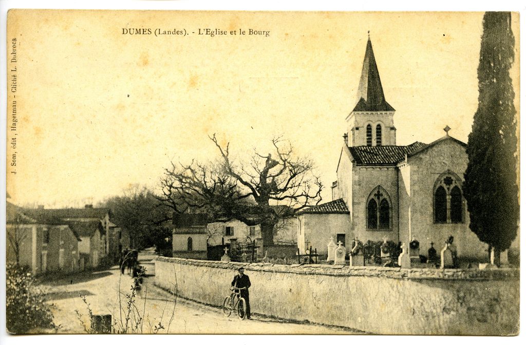 Vue d'ensemble depuis le sud-est. Carte postale, L. Dubroca, photographe, J. Som, éditeur à Hagetmau, avant 1908.