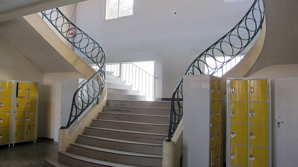 Bâtiment de l'administration et enseignement général. Cage du grand escalier.