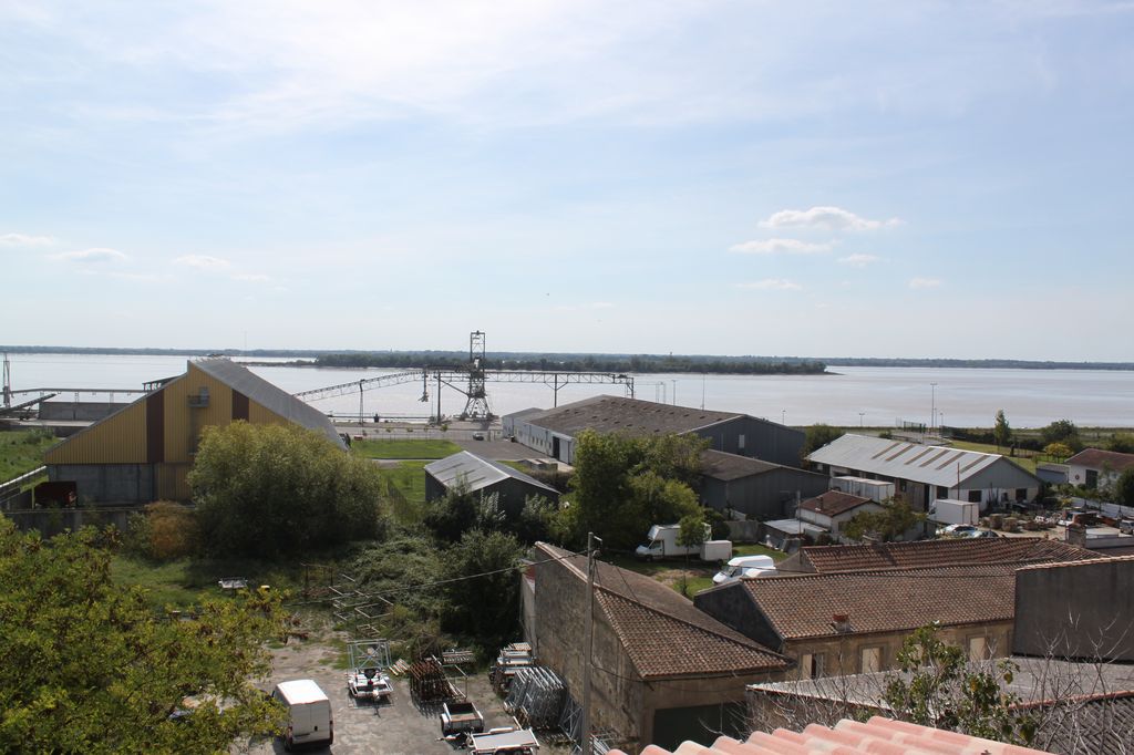 Vu du site portuaire depuis les hauteurs du quartier de Bacalan.