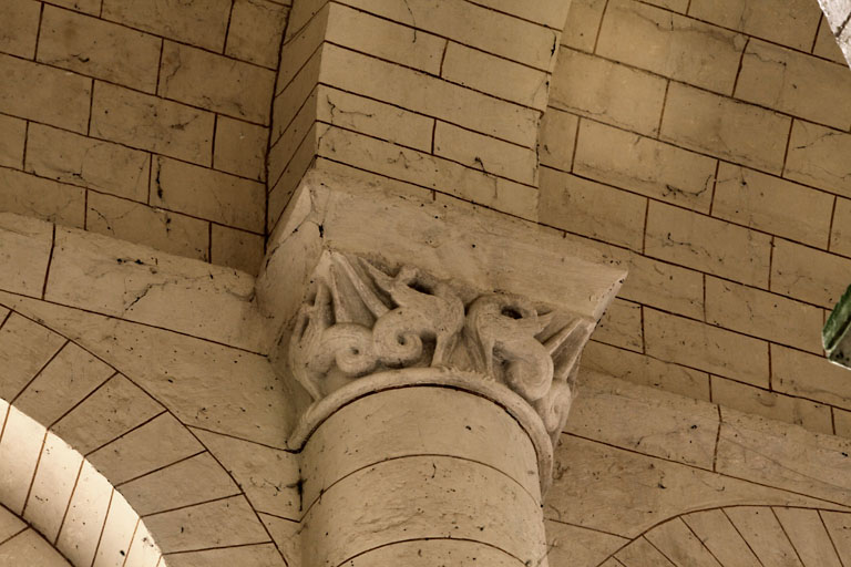 Intérieur, mur gouttereau sud, quatrième colonne, registre supérieur, chapiteau : quatre basilics affrontés deux à deux.