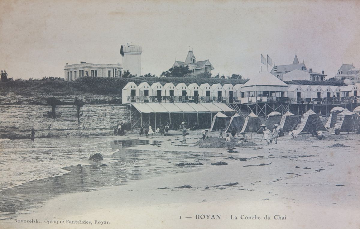 Cabines de bains à la conche du Chay vers 1900.