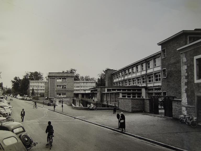 Abords du lycée sur le boulevard Barbanègre en 1960.