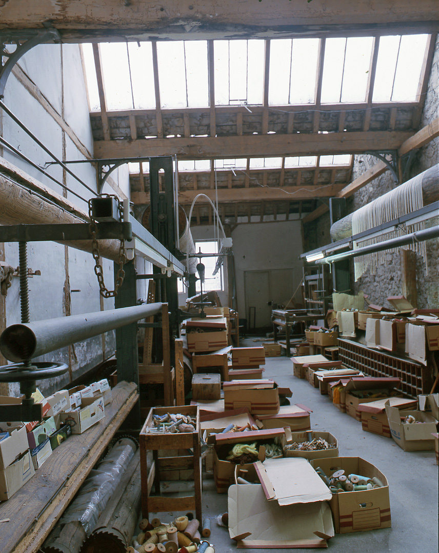 Vue générale de la seconde pièce formant l'atelier de Savonnerie, avec les deux métiers de haute lisse de très grand format, partiellement démontés.