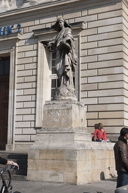 Bâtiment principal, élévation sur la place de la Victoire avec au devant La Science de P.-J. Cavelier sculpteur.