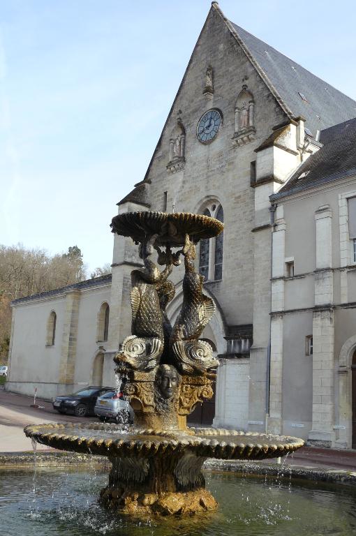 Fontaine située devant l'entrée de l'abbaye de Vauclaire.