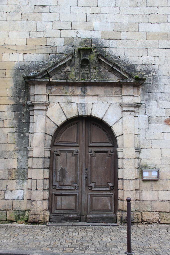 Portail d'entrée du 17e siècle, au nord.