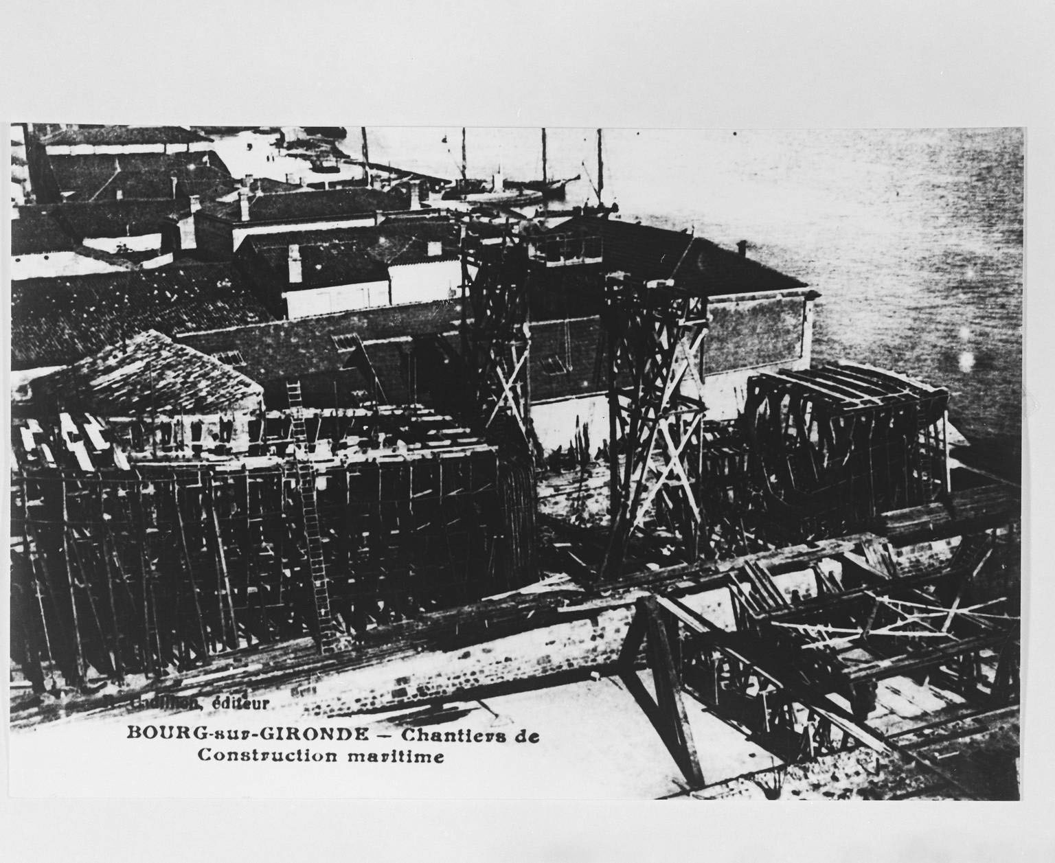 Carte postale, vers 1900 : chantier de construction navale.