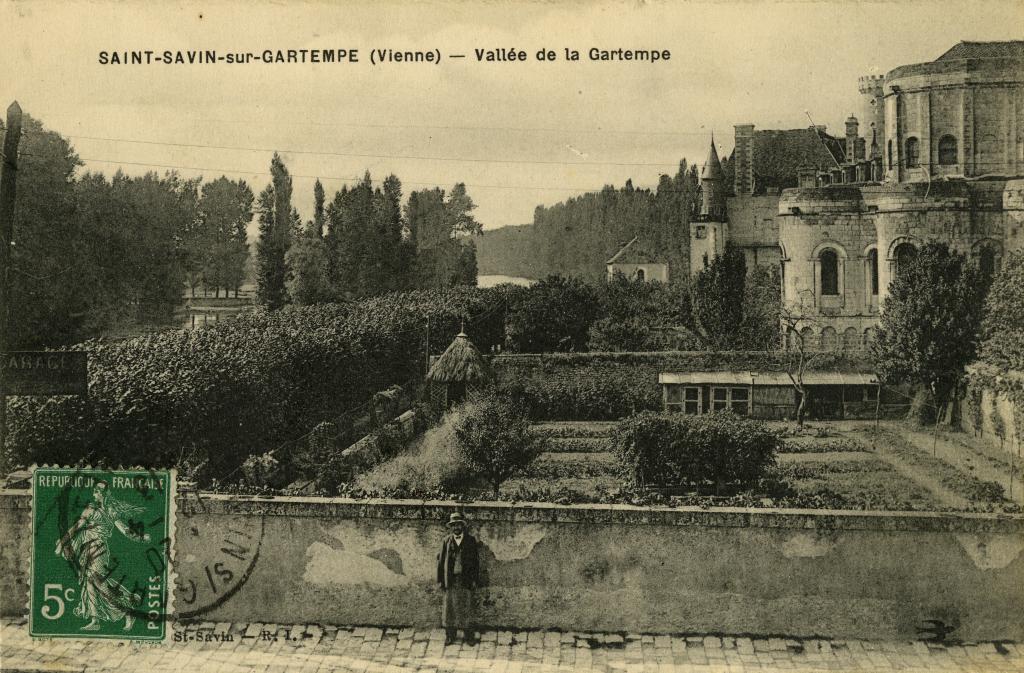 Jardins de l'abbaye, chevet de l'église et logis abbatial, vus vers le nord, carte postale ancienne.