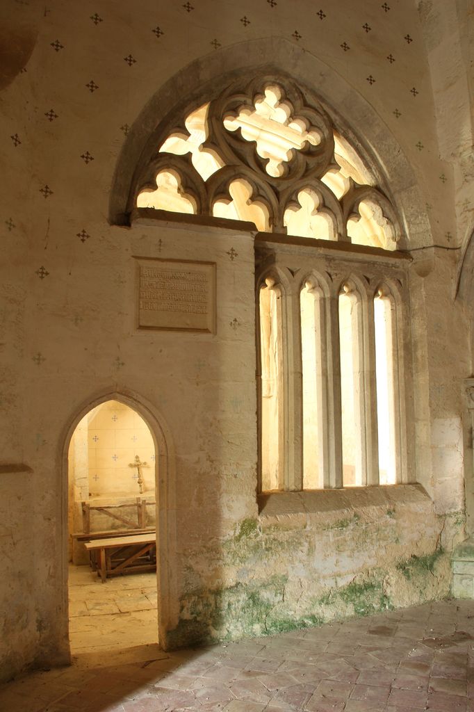 Chapelle du Domec : porte, claire-voie et inscription vues depuis le porche.