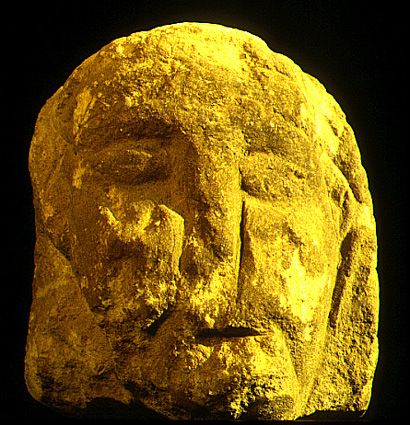 Tête sculptée, peut-être du 11e siècle, retrouvée aux Monards.