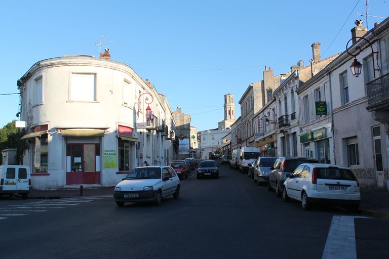 Vue d'ensemble de la rue Jean-Jaurès avec immeubles de la reconstruction.