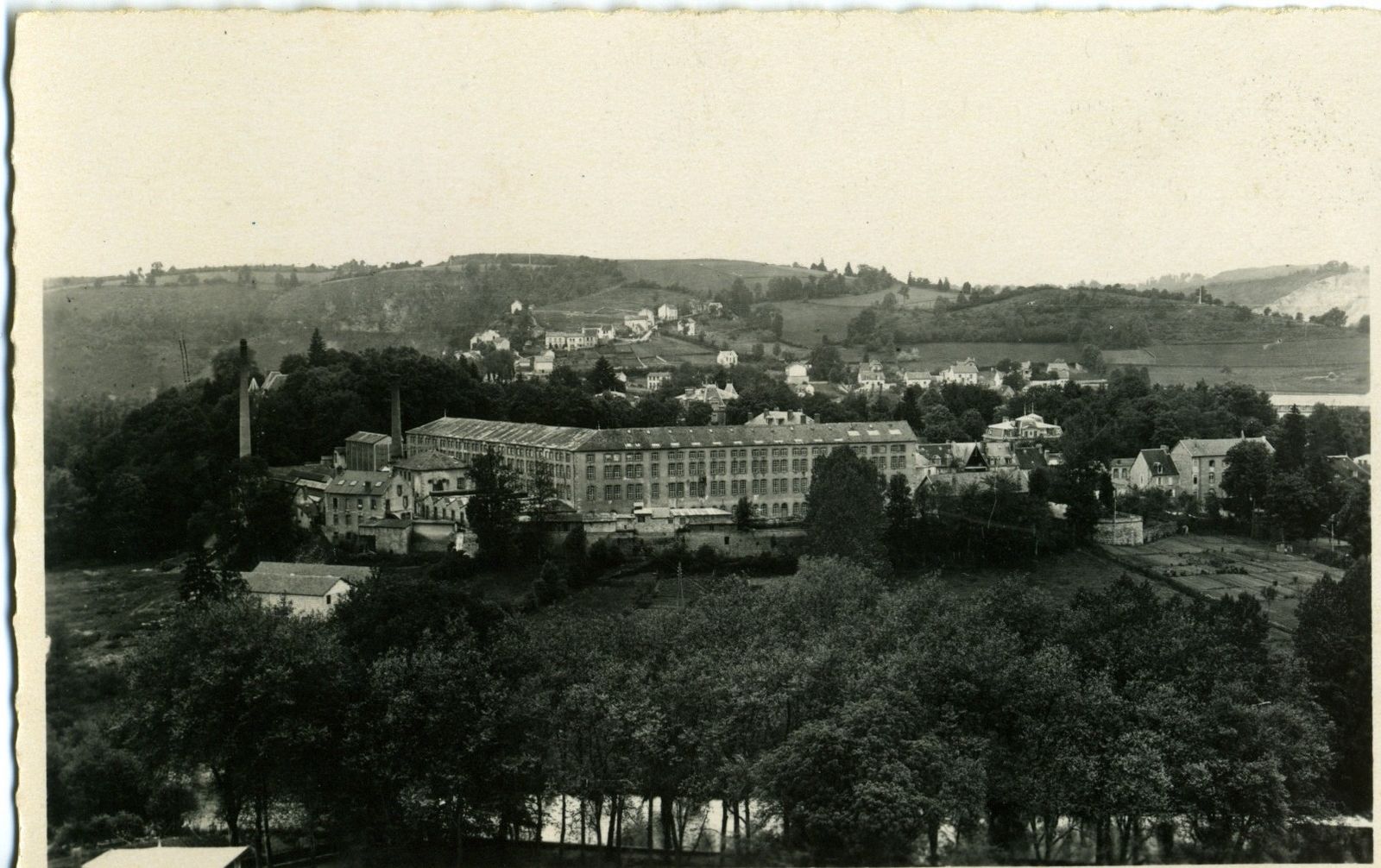 Carte postale de la manufacture Sallandrouze, au début du 20e siècle (AD 23), avec ses bâtiments des années 1880-1890, détruits dans les bombardements de juillet 1944