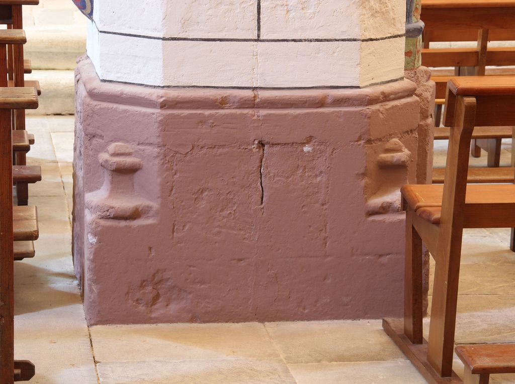 Détail d'un pilier de la nef avec congés sculptés.