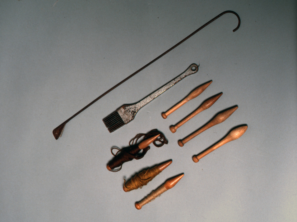 Instruments pour le tissage de haute lisse : peigne, tranchoir à laine et fuseaux.