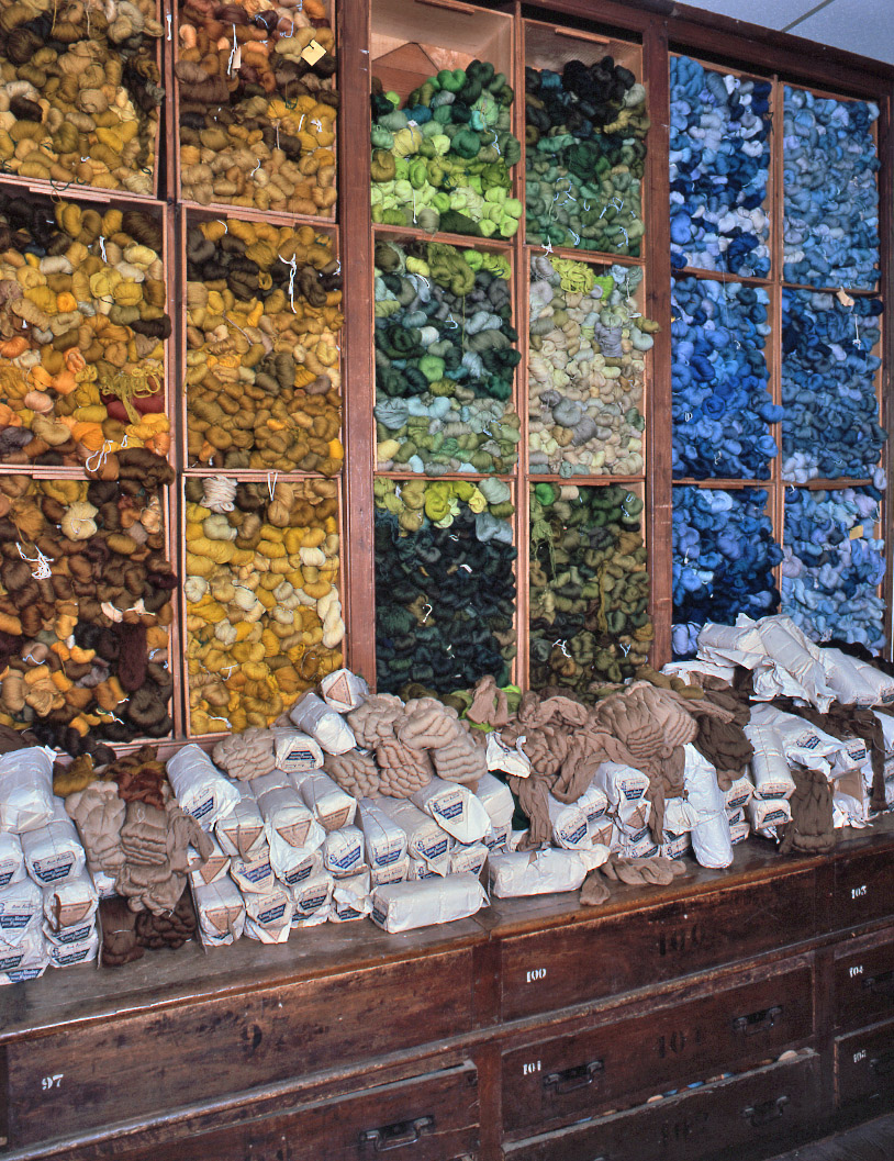 Détail des casiers en bois contenant les échantillons de laines, dans le second magasin.