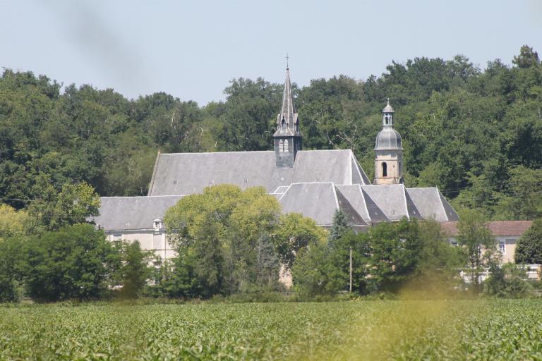 L'ancienne chartreuse de Vauclaire, vue depuis la rive gauche de l'Isle, à Saint-Martial-d'Artenset.