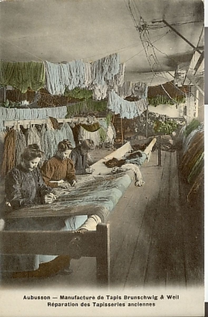 Carte postale (1er quart 20e siècle) de la manufacture Brunschwig et Weil : l'atelier de réparation des tapisseries anciennes (collection particulière)