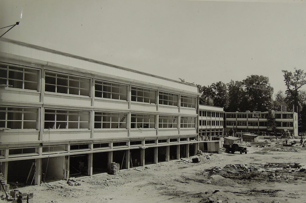 Le lycée en construction en juin 1955.