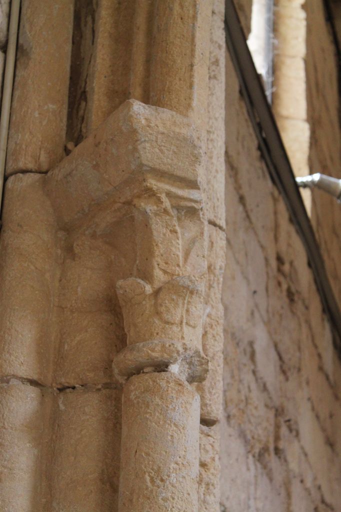 Retombée sud de la voûte sexpartite, mur nord-est : chapiteaux sculptés.
