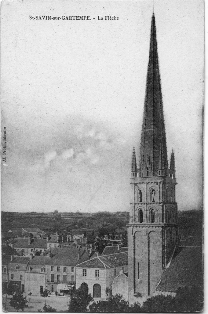 La place et le clocher de l'église, carte postale ancienne.