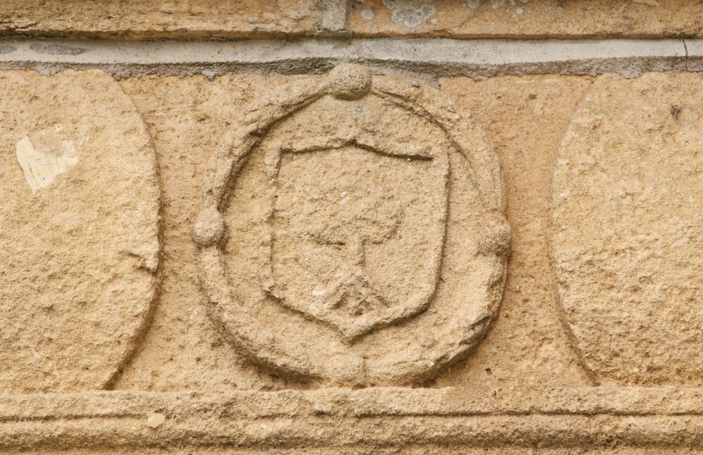 Tour carrée, porte ouest, détail du linteau : les armoiries.
