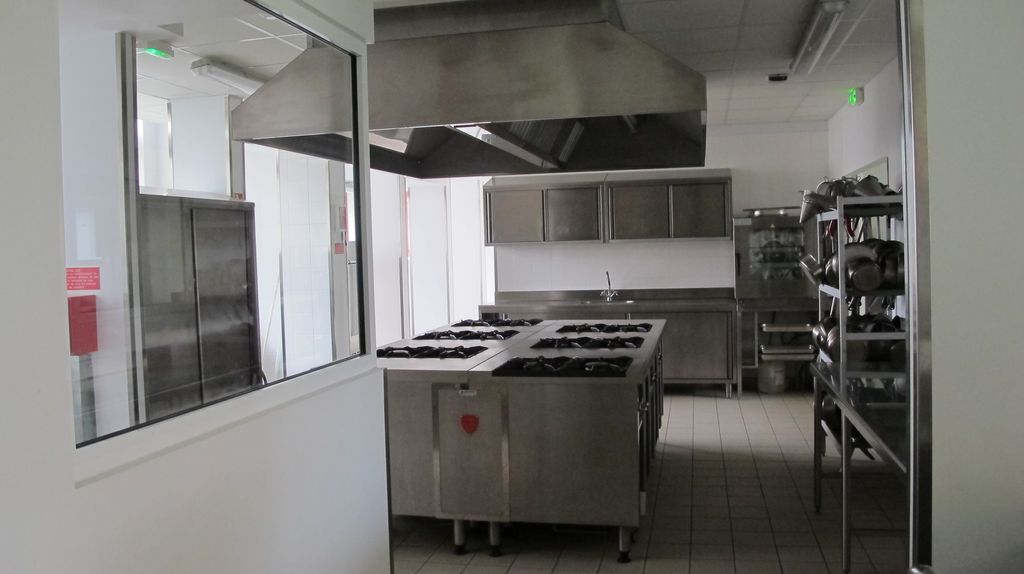 Atelier cuisine de la section de formation ATMFC (Assistant Technique en Milieu Familial et Collectif).