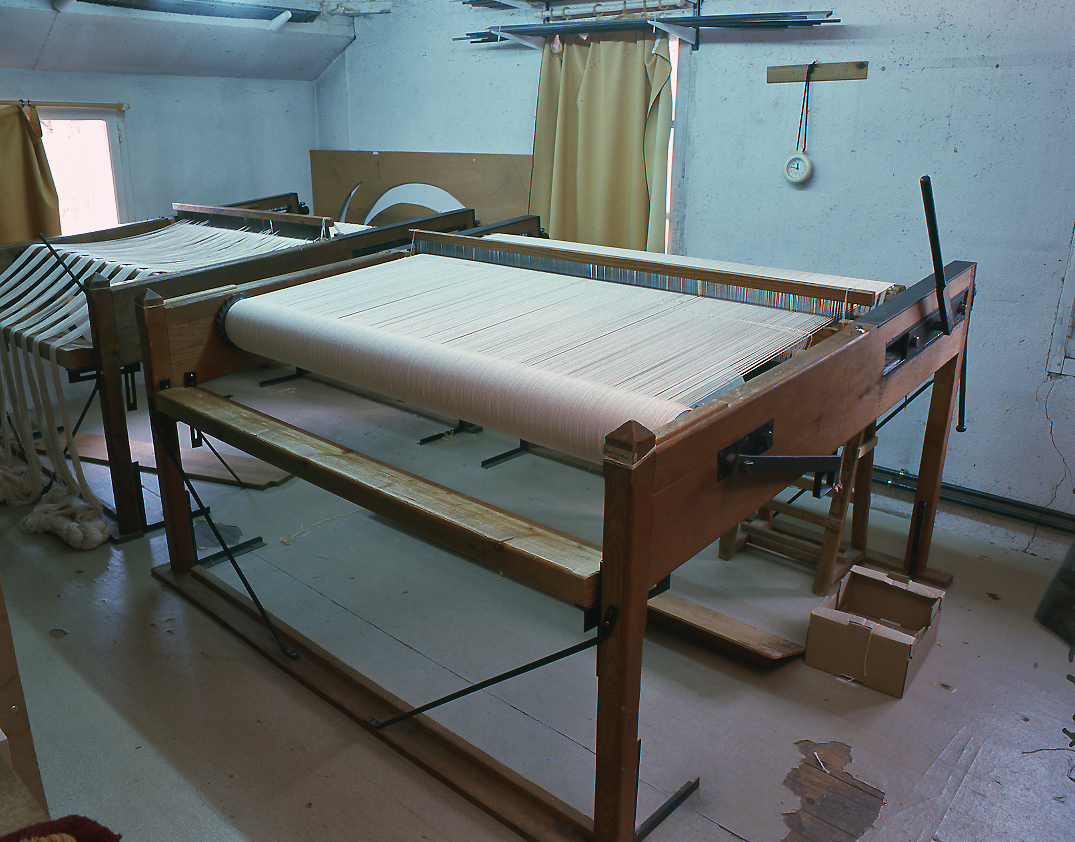Un métier à tisser de basse lisse, dans l'atelier d'ourdissage et de préparation des fils de chaîne, au second étage de la manufacture. 