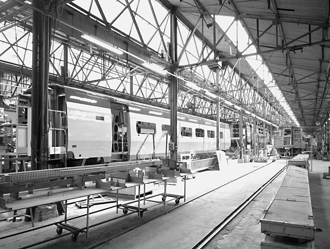 Vue intérieure de l'atelier de fabrication de 1927 : finition des voitures.
