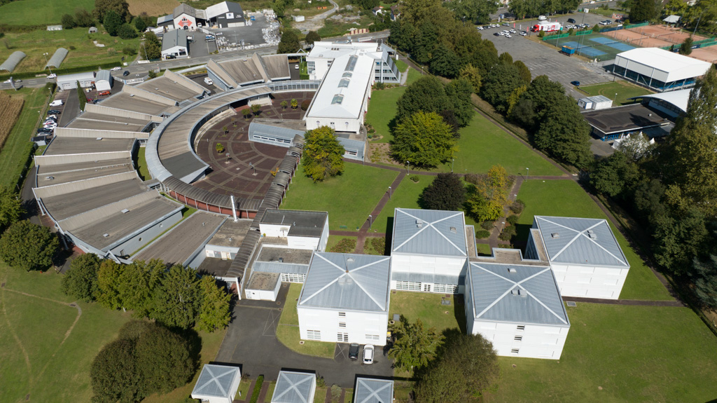 Vue aérienne du lycée avec les blocs de l'internat au premier plan.