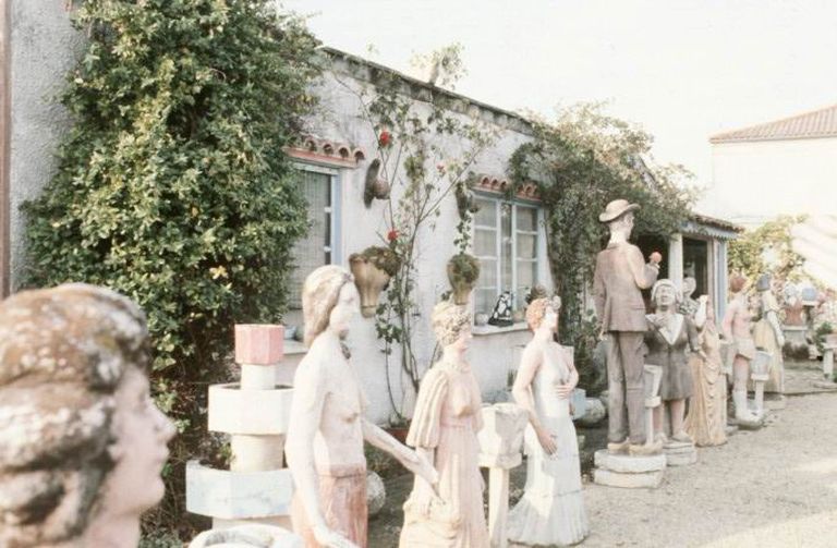 Statues situées devant la maison, photographiées en 1991.