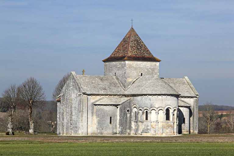 Le chevet de l'église Saint-Denis à Lichères.