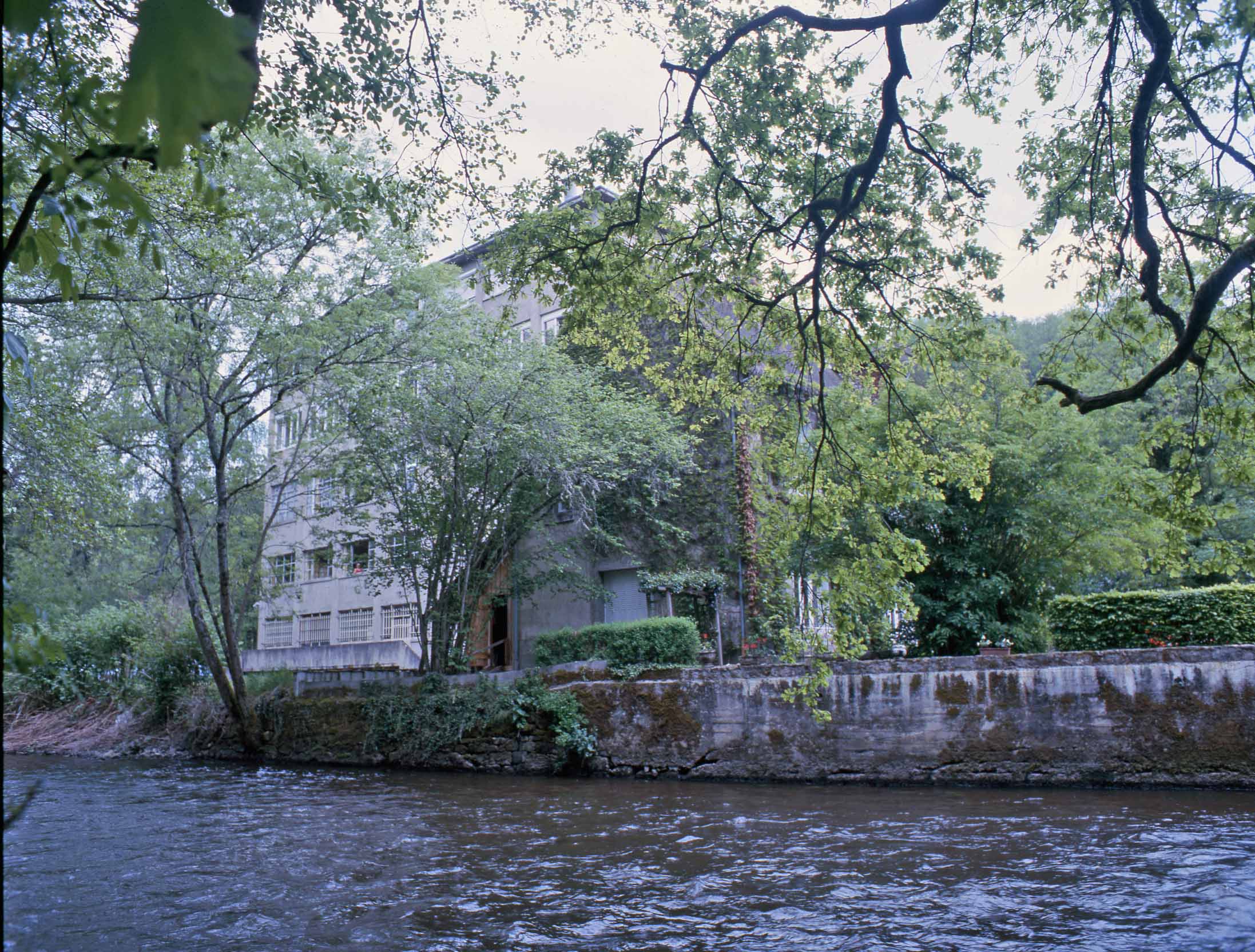 Vue générale du bâtiment de l'ancienne minoterie, depuis la rive gauche de la Creuse.