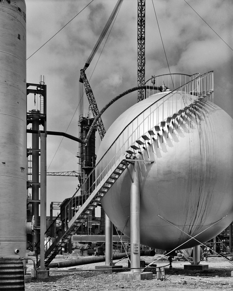 Un réservoir industriel de l'usine de Lacq en 1960