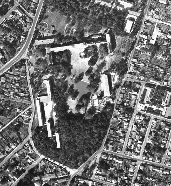 Photographie aérienne, 1961 (IGN). Le bâtiment B est démoli, le C est construit, le D est en chantier. Le bâtiment du 