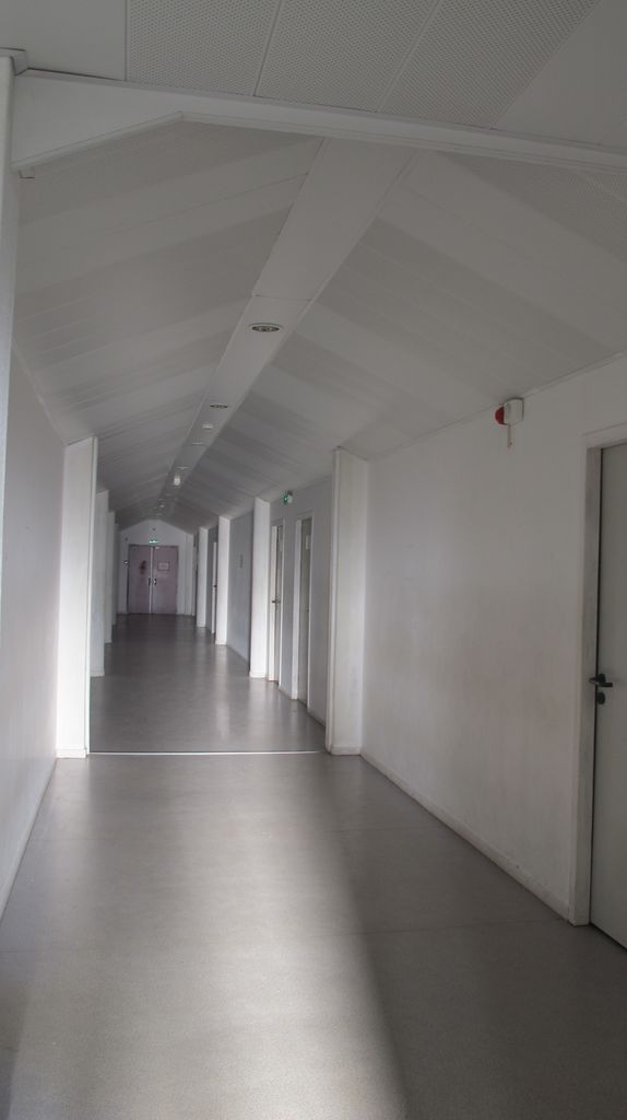 Couloir du bâtiment d'enseignement général, langues vivantes, département tertiaire.