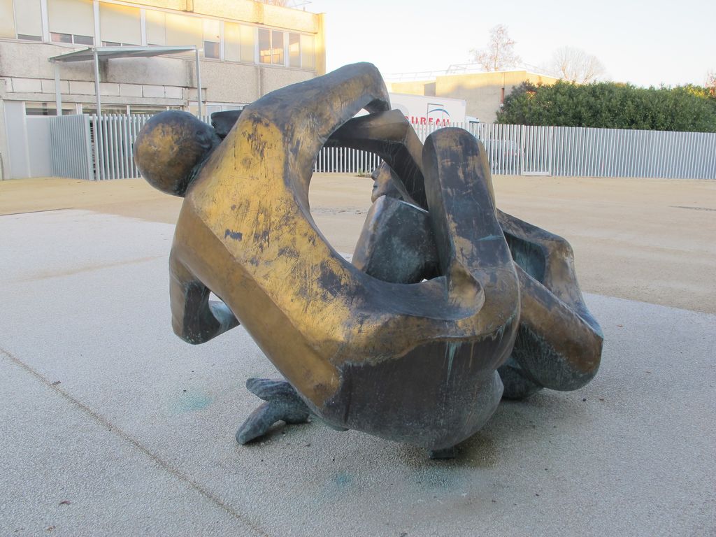 Sculpture située dans la cour d'entrée des lycées.