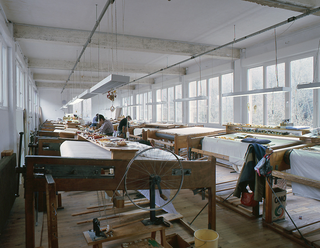 Vue générale de l'atelier de tissage en basse lisse, installé au troisème étage du bâtiment de l'ancienne minoterie.